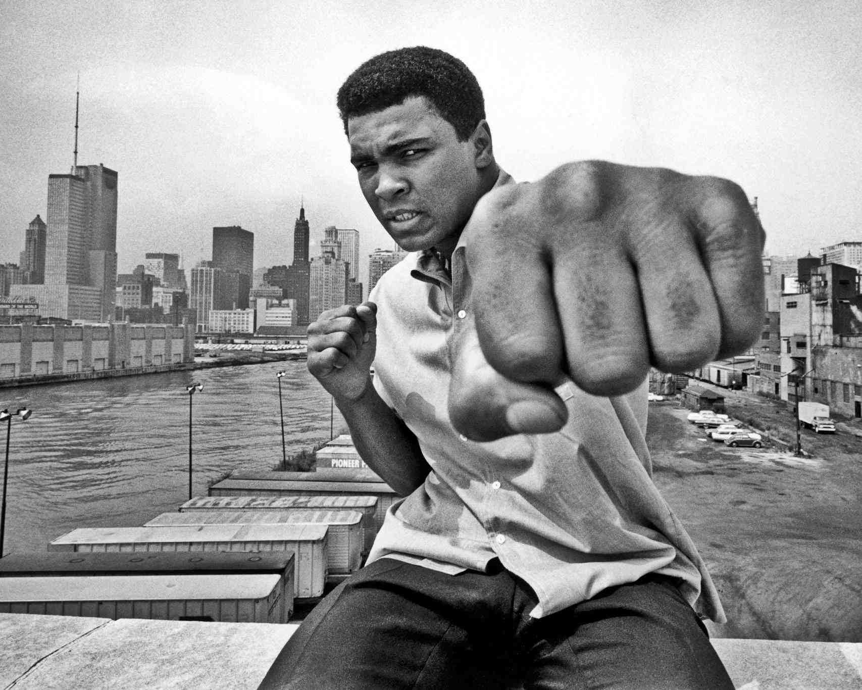 Ex-boxeador 3 vezes campeão mundial, Muhammad Ali faleceu aos 74 anos, após uma longa batalha contra o Mal de Parkinson desde aos anos 80.