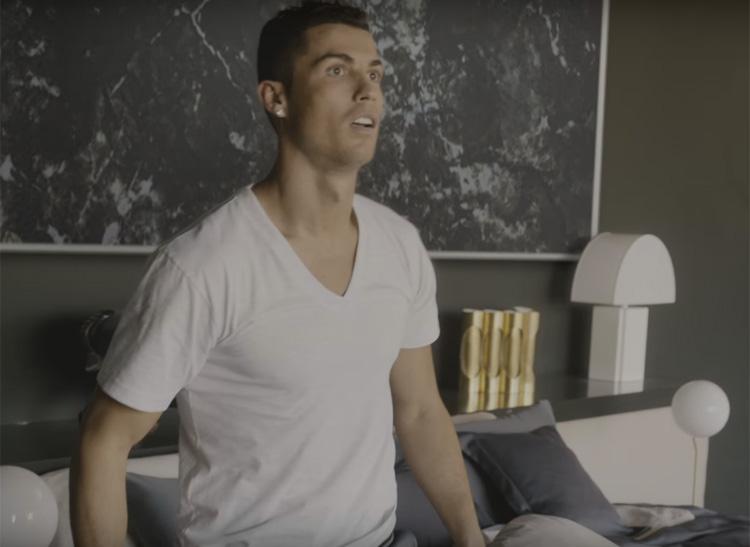 Em comercial da Nike para a Eurocopa 2016, Cristiano Ronaldo troca de corpo com um adolescente inglês. Confira o resultado!