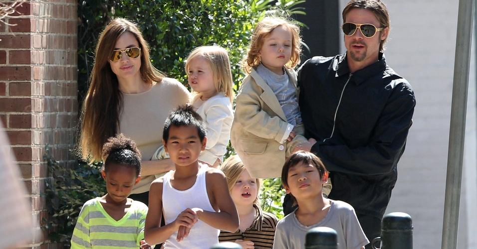 Filhos de Angelina Jolie estão estudando 7 línguas diferentes 