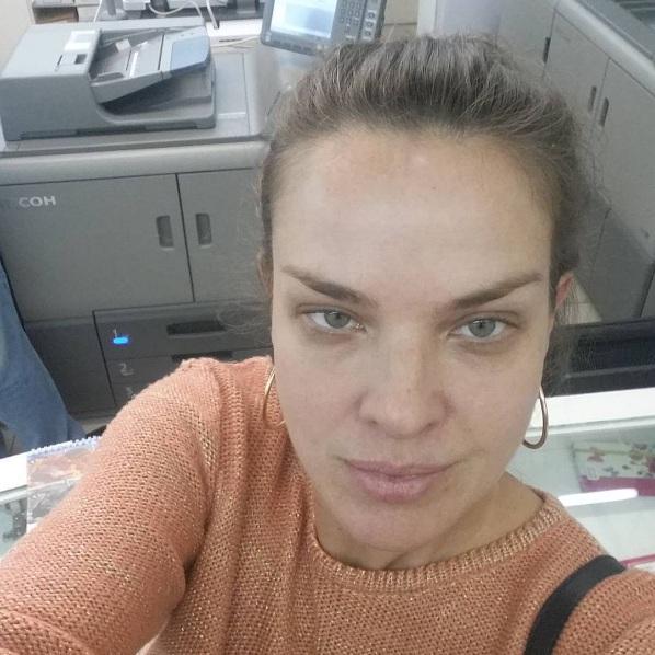 A ditadura da maquiagem fez uma nova vítima: Letícia Birkheuer, que foi criticada ao postar uma foto de cara limpa no Instagram