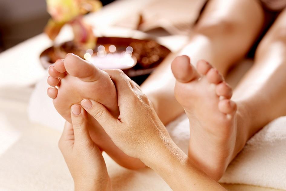 A reflexologia é a técnica que utiliza a massagem para equilibrar corpo e mente. Saiba como a massagem nos pés pode melhorar sua saúde!