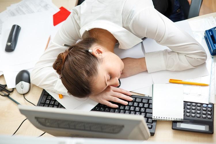 Estresse ligado ao trabalho pode levar à síndrome de burnout 