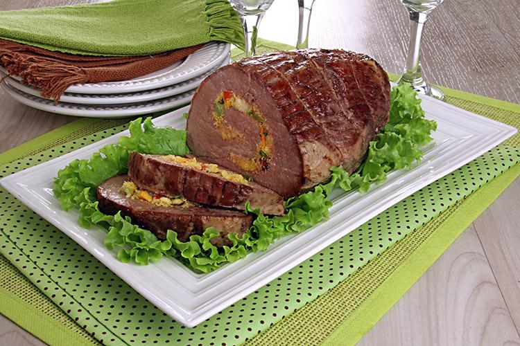 Aprenda a fazer carne recheada com cuscuz em uma receita de lagarto suculento e diferente para servir toda a sua família em um almoço irresistível.