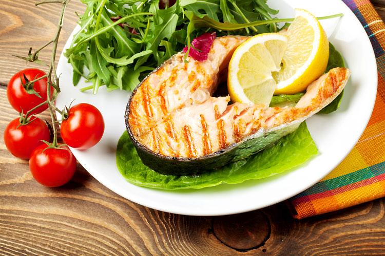 Aprenda o que observar na hora de comprar peixes e como preparar legumes e verduras para fazer saladas deliciosas para acompanhar.