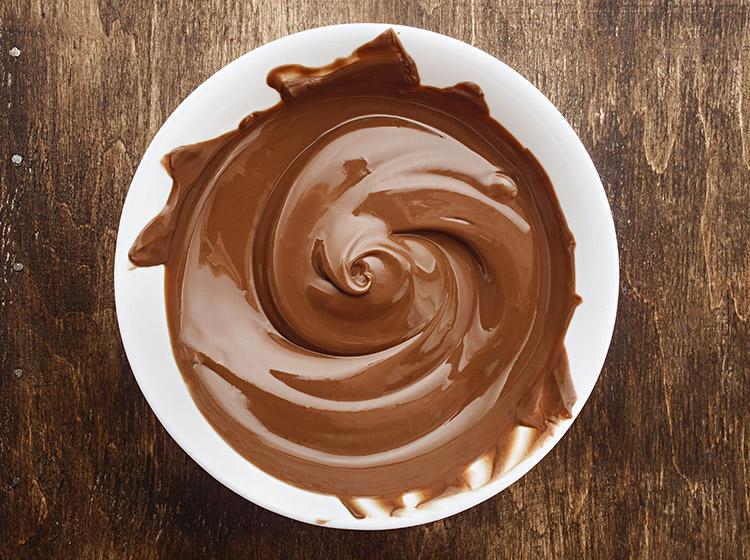 Fazer receitas com chocolate, como bombons, trufas ou ovos de Páscoa, exige que você precisa saber como manipular corretamente o ingrediente. Aprenda aqui!
