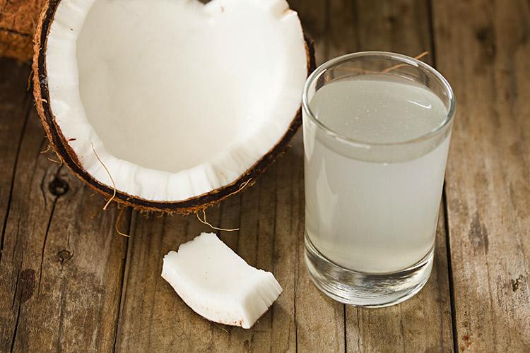 Água de coco hidrata com pouquíssimas calorias 