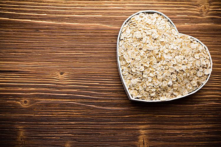 A aveia é considera um dos cereais mais nutritivos, além de ser ótima para contribuir para a perda de peso saudável e retardar o envelhecimento da pele