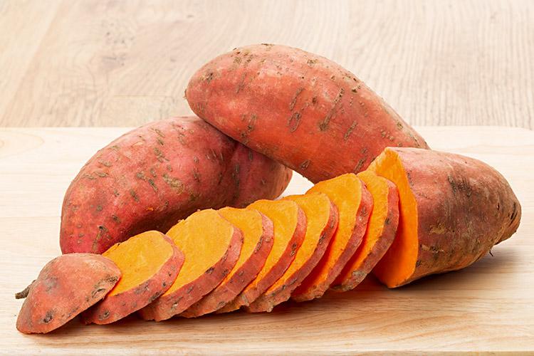A batata-doce pode ser o que faltava para fazer a barriga chapar, pois é um alimento altamente nutritivo e fonte de carboidrato de baixo índice glicêmico