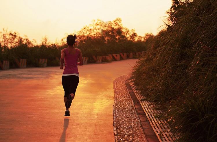 Além de ajudar a perder peso, a corrida traz inúmeros benefícios à saúde. Se você ainda não é adepta do esporte, confira, a seguir, 15 motivos para correr!