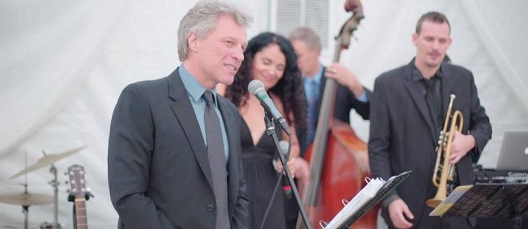 Jon Bon Jovi foi convidado para cantar o hit Living On a Prayer em um casamento e emocionou todos os convidados! Confira as músicas mais especiais