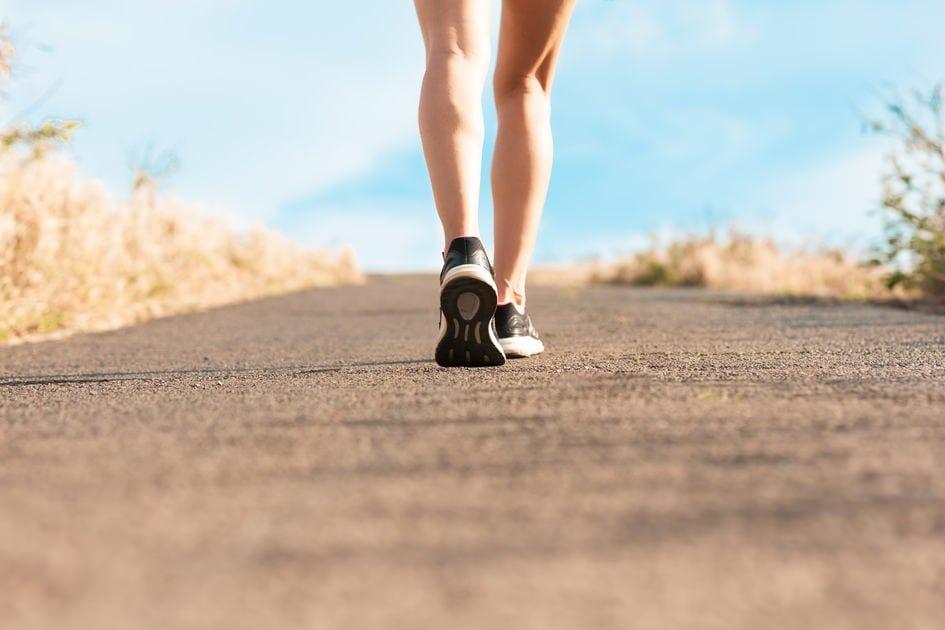 Quer perder uns quilinhos sem fazer muito esforço? Saiba como a caminhada emagrece e quais são os benefícios do exercício para seu corpo!