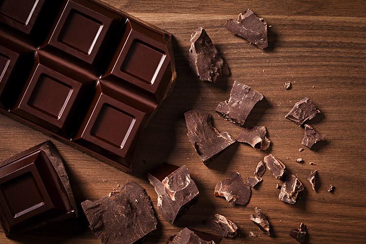 Não é fácil resistir a um chocolate, mas existem alternativas mais saudáveis que as versões ao leite ou mais incrementadas. Conheça algumas!