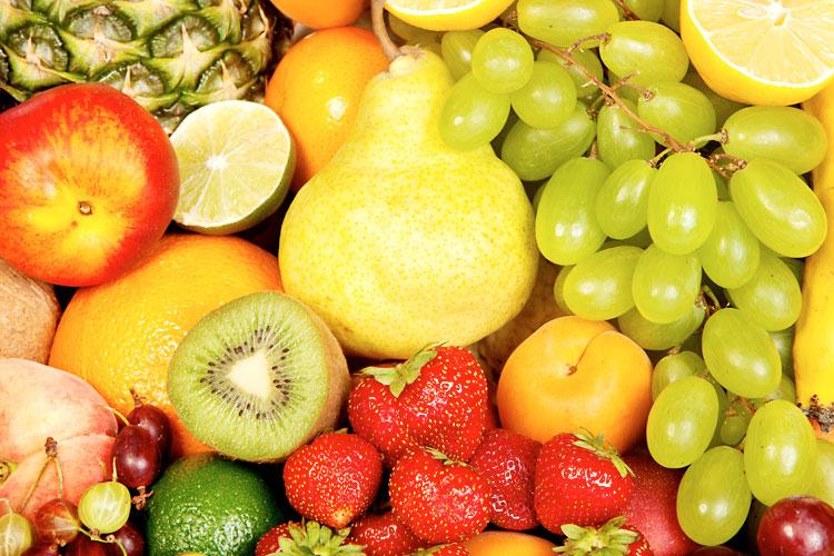 Dicas para escolher frutas, como laranja, maçã, melancia, melão, banana e caqui, da maneira correta na feira ou supermercado.