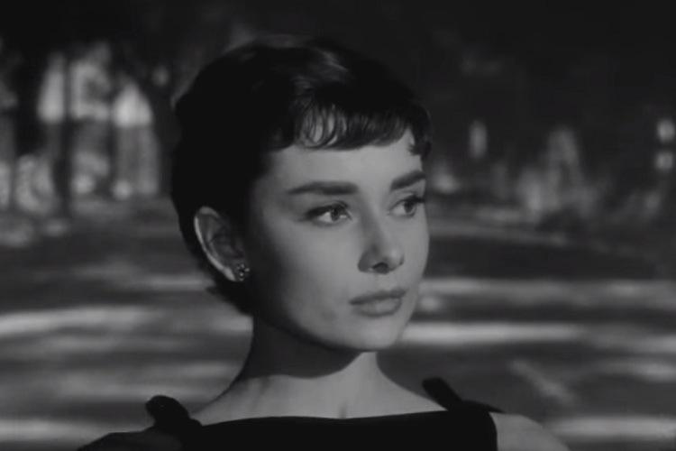 O curtinho de Audrey Hepburn ainda é tendência 