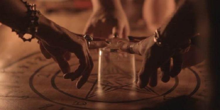 Conheça o famoso jogo, mundialmente conhecido como tabuleiro Ouija, e descubra o que cientistas e ocultistas dizem sobre a brincadeira do copo.