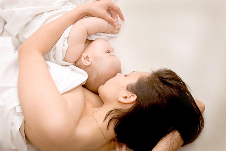 Dormir com os pais: cuidados com o bebê 