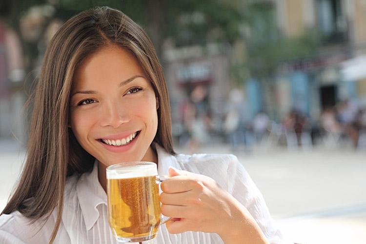 O álcool está presente em muitas bebidas consumidas por jovens, como cerveja e vinho. Em excesso, ele pode prejudicar a memória.