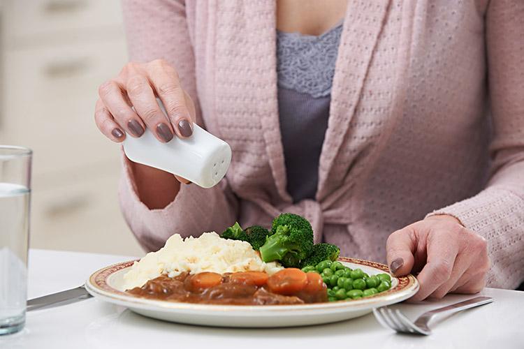 O sódio está presente, principalmente, no sal de cozinha e seu consumo deve ser feito de maneira moderada, pois o excesso causa problemas de saúde.