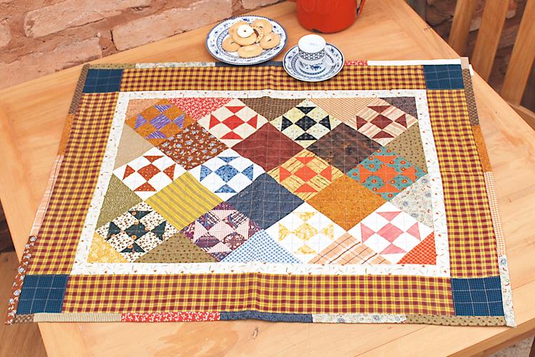 Utilizando a técnica do patchwork, aprenda a fazer uma linda toalhinha de chá que remete ao clima country e traz todo o ar campestre para dentro de casa