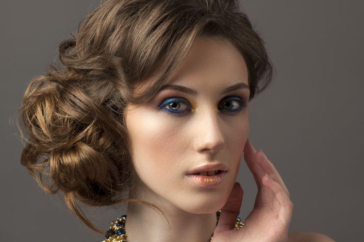 O penteado lateral, como coque e trança, é tendência para festas, ajuda a valorizar rostos quadrados, mas deve ser usado com cuidado por algumas mulheres
