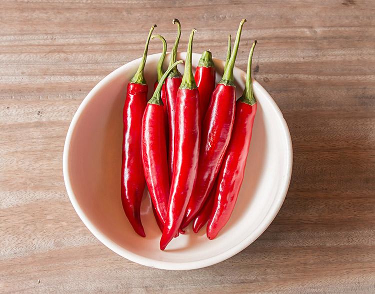 A pimenta é um delicioso tempero que traz cor e sabor para os mais diversos pratos e melhor: traz inúmeros benefícios para a nossa saúde! confira!