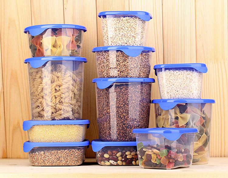 Ter potes para guardar os alimentos nunca é demais. Mas, deixá-los organizados é um desafio em qualquer cozinha. Veja como organizá-los.
