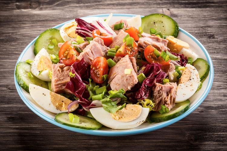 Os brasileiros consomem pouca quantidade de salada, enquanto comem carnes gordurosas em excesso. Esses hábitos podem influenciar negativamente na saúde.