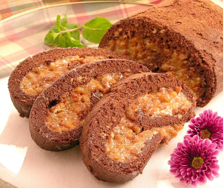 Ninguém resiste a um rocambole de amendoim! Saboroso e super prático de fazer para o café da tarde ou a sobremesa. Fica perfeito!