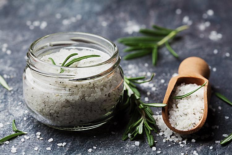 O sal marinho é uma excelente alternativa ao sal comum na hora de cozinhar, pois contém menos sódio e preserva mais nutrientes como magnésio!