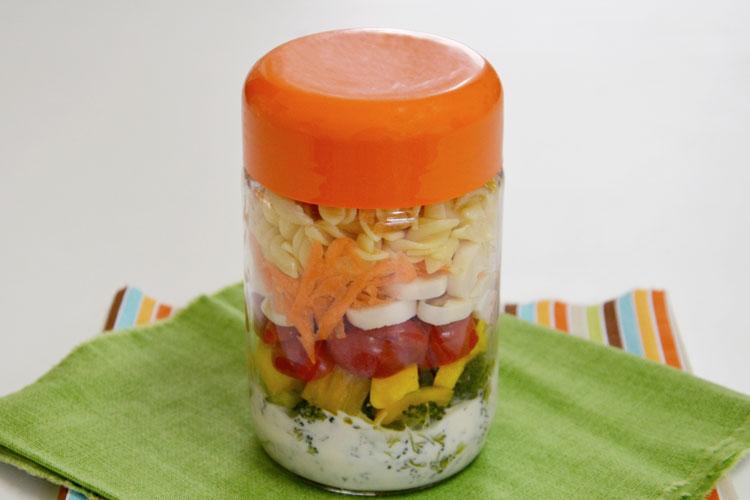 Que tal preparar uma marmita saudável que fica pronta em apenas 10 minutinhos? Aprenda a fazer salada de macarrão no pote e alimente-se melhor no dia a dia!