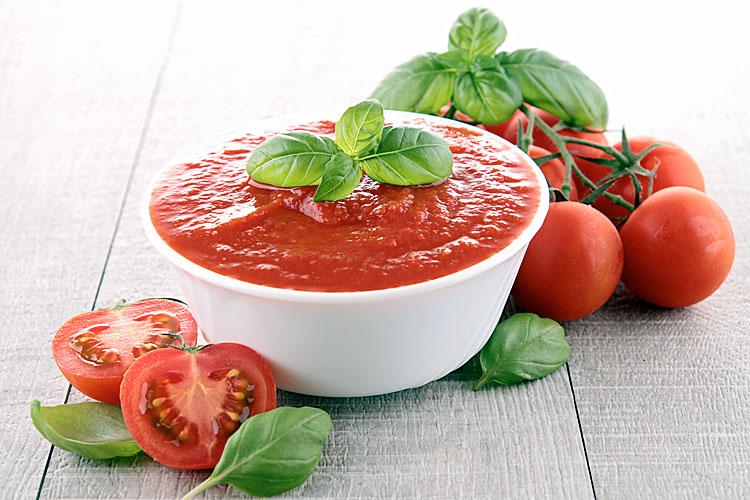 O tomate é consumido pela maioria dos brasileiros e apresenta muitos benefícios à saúde, como prevenir o envelhecimento precoce e afastar o risco de câncer
