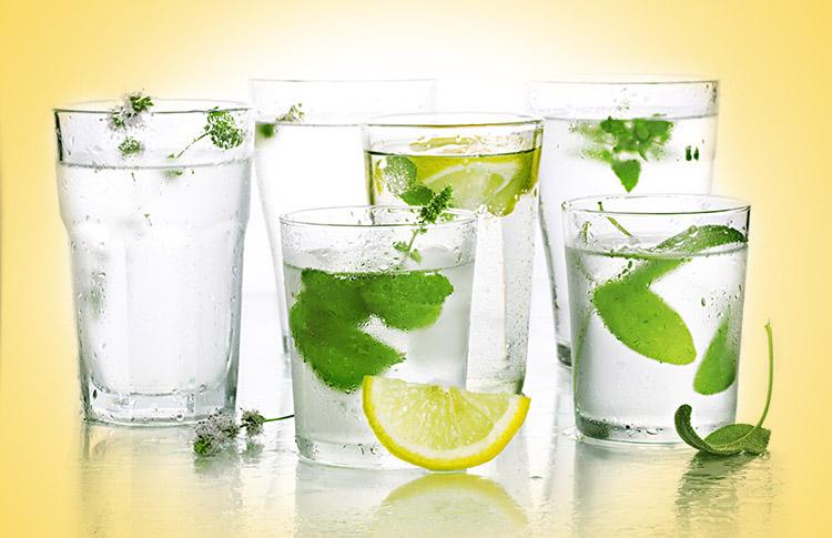 As águas funcionais, como de ameixa, limão e berinjela, são excelentes aliadas da saúde e da boa forma, sabia? Confira o que elas podem fazer pelo seu organismo!
