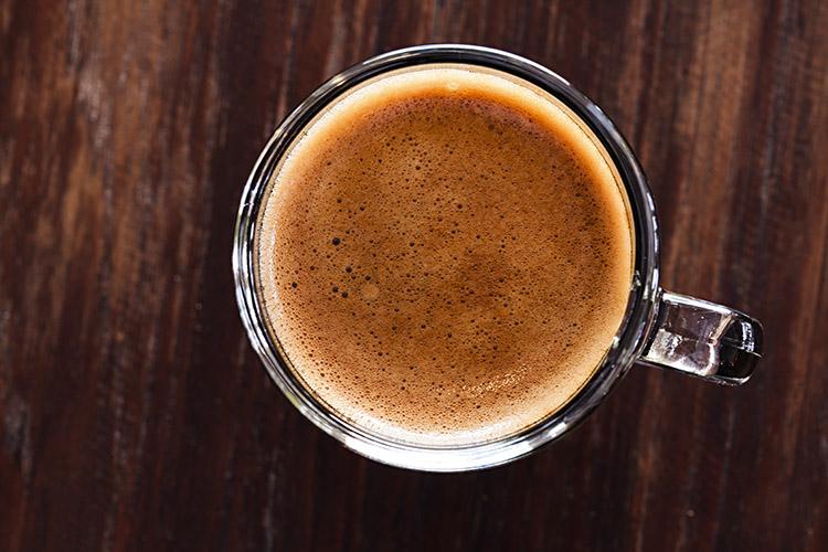O consumo habitual de café com cafeína pode aumentar as possibilidades de sobreviver ao câncer de intestino!