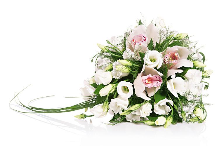 Apesar de ser muito bonito ver a noiva entrando na igreja com um lindo buquê, a origem do uso das flores em casamentos não é lá tão agradável