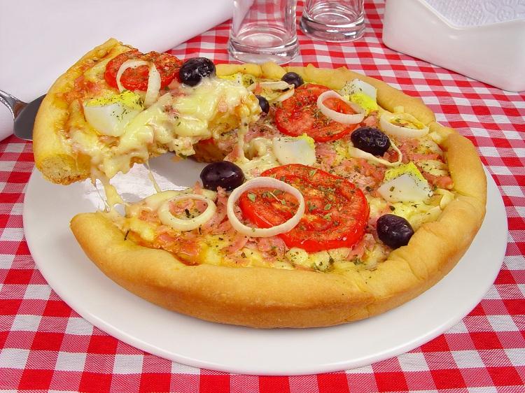 Sabia que é possível fazer pizza usando panela de pressão? É muito fácil e saboroso! Experimente a Pizza portuguesa de panela de pressão!