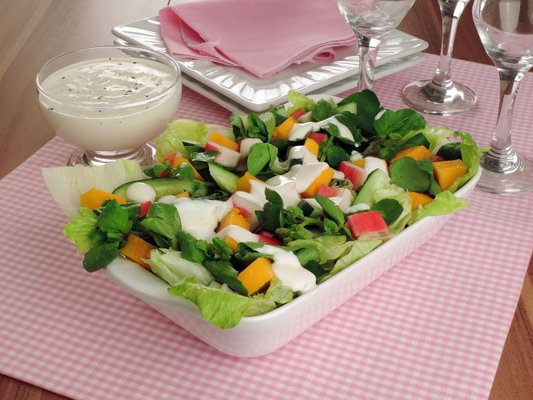 Que tal uma saladinha prática, saborosa e saudável? A Salada de kani e pepino traz o melhor dos ingredientes orientais para esse prato delicioso!