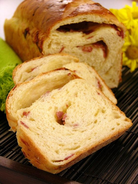 Que tal um pãozinho caseiro saboroso para o café da tarde? Veja a seguir a receita do pão de salame com provolone, opção fácil de fazer e deliciosa!