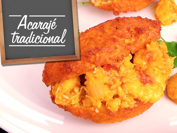 O acarajé é uma iguaria baiana consumida no Brasil inteiro! Por isso, confira o passo a passo para você fazer a receita do acarajé tradicional em casa!