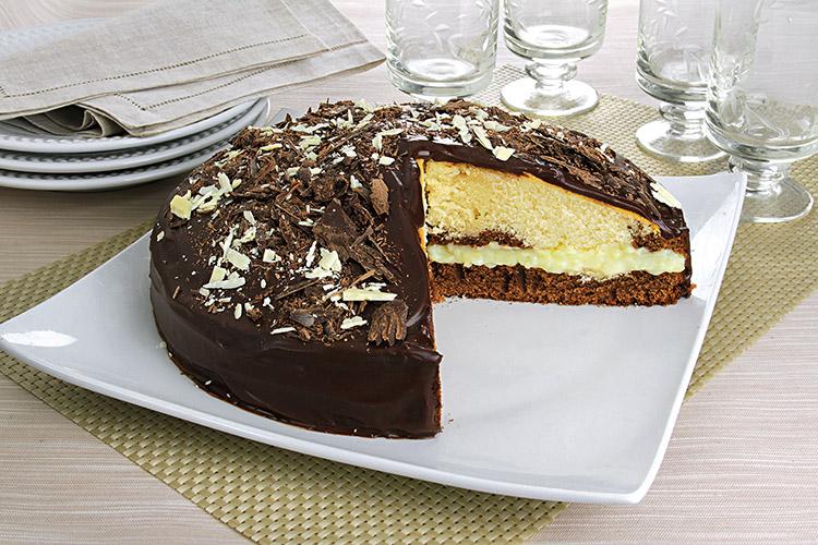 Aprenda a fazer um bolo super fofinho que leva dois chocolates, na massa e no recheio também. Ideal para servir no lanche ou a qualquer hora.