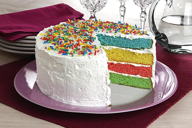 Aprenda a fazer um bolo de aniversário em camadas coloridas que vai ser o maior sucesso em sua festa. Ele é muito fácil de fazer e supersaboroso.