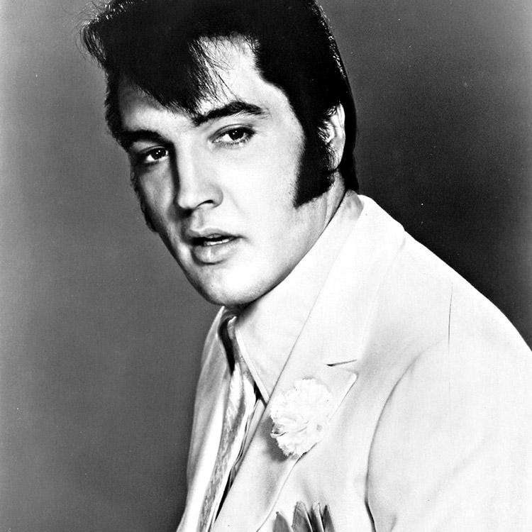 Elvis Presley ganhou seu primeiro instrumento aos 11 anos de idade, dado a ele por seus pais, por ocasião de seu aniversário