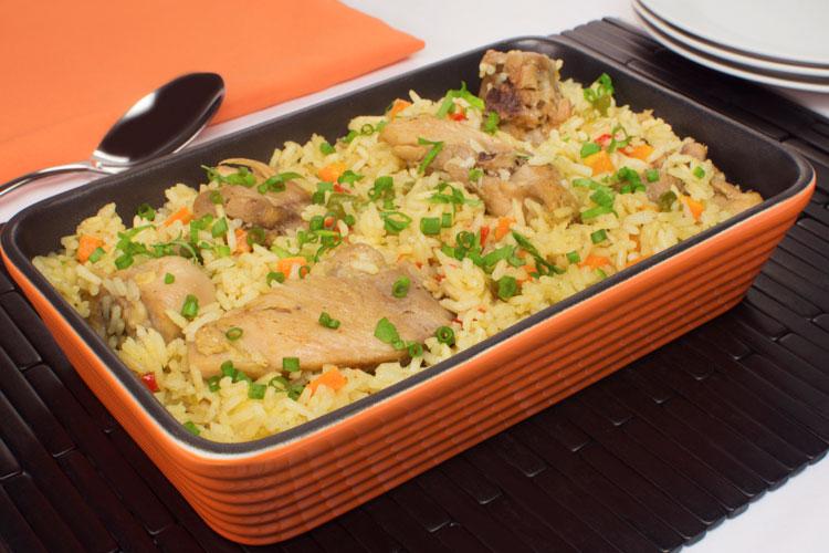 Prepare uma receita de galinhada mineira bem temperada com coxa e sobrecoxa feita na panela de pressão. Receita baratinha e deliciosa para o almoço!