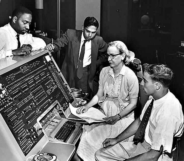 Grace Hopper foi a americana responsável pela criação do compilador e de linguagens de programação importantes para o desenvolvimento dos computadores