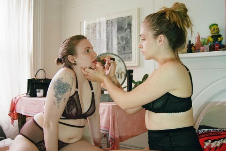A grife neozelandesa de lingerie, Lonely, divulgou fotos do ensaio com a atriz e escritora Lena Dunham. Confira mais sobre a campanha anti-photoshop!