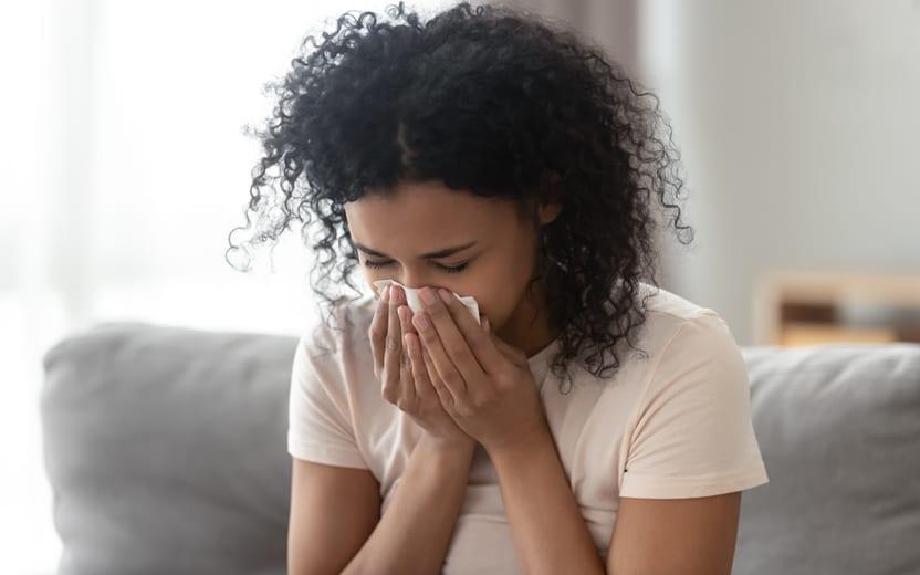 Não aguenta mais sofrer com espirros, tosses, coceira no nariz e coriza? Aprenda a como acabar com a alergia em casa com alguns passos de higiêne simples