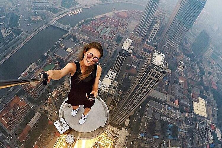 Angela Nikolau não tem medo do perigo! A russa é famosa por tirar as fotos e selfies mais arriscadas em no topo de diferentes lugares do mundo