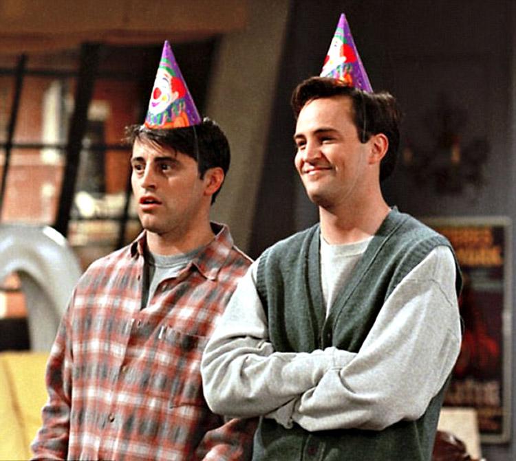 No dia do aniversário de Matthew Perry, o inesquecível Chandler Bing da série Friends, relembramos suas cenas mais engraçadas