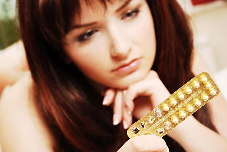 A pílula anticoncepcionais são consumidas por mulheres das mais variadas idades, e sua relação com a trombose leva em consideração a predisposição da pessoa