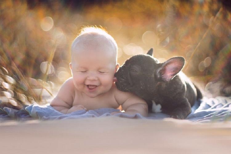 Bebê e cachorro que nasceram no mesmo dia são melhores amigos! 