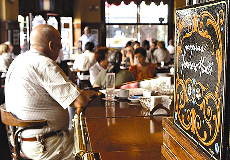 A capital argentina oferece excelentes opções gastronômicas, que vão do pop Hard Rock Café aos tradicionais restaurantes que servem bife de chorizo
